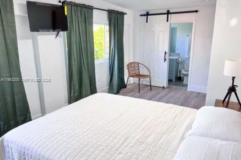 House in Miami, Florida 3 bedrooms, 137.03 sq.m. № 2026824 - photo 15