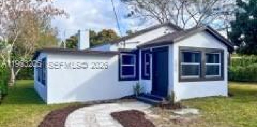 House in Miami, Florida 3 bedrooms, 137.03 sq.m. № 2026824
