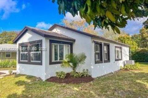 House in Miami, Florida 3 bedrooms, 137.03 sq.m. № 2026824 - photo 3