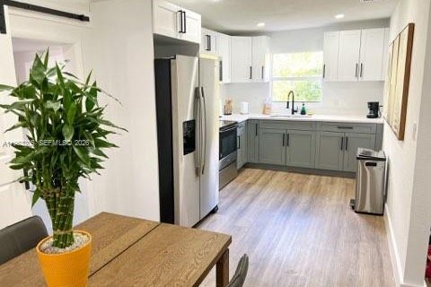 House in Miami, Florida 3 bedrooms, 137.03 sq.m. № 2026824 - photo 12