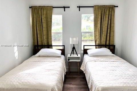 House in Miami, Florida 3 bedrooms, 137.03 sq.m. № 2026824 - photo 16