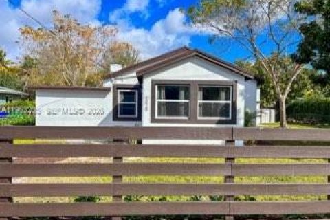 House in Miami, Florida 3 bedrooms, 137.03 sq.m. № 2026824 - photo 2