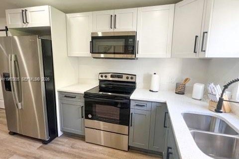 House in Miami, Florida 3 bedrooms, 137.03 sq.m. № 2026824 - photo 8