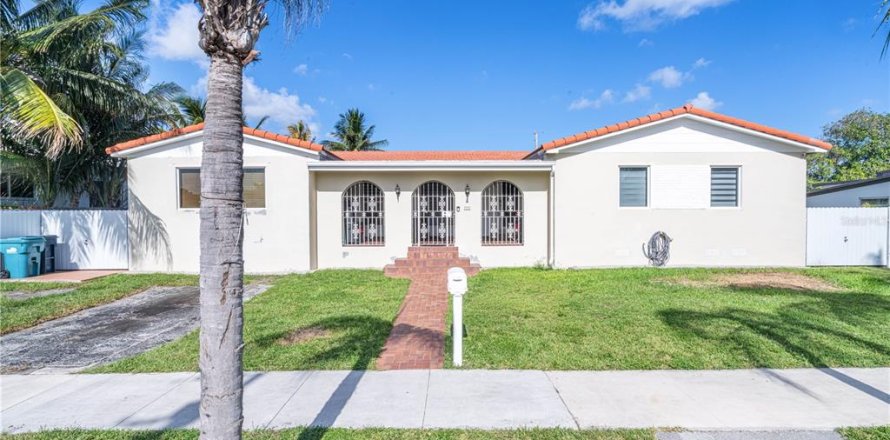 Casa en Miami, Florida 5 dormitorios, 226.22 m2 № 1797872