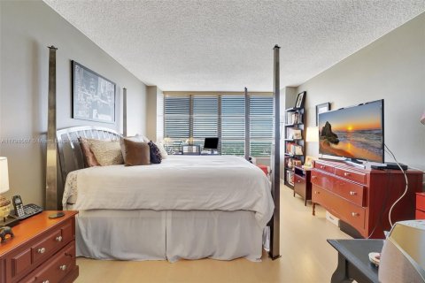 Condo in Hallandale Beach, Florida, 2 bedrooms  № 2059893 - photo 16