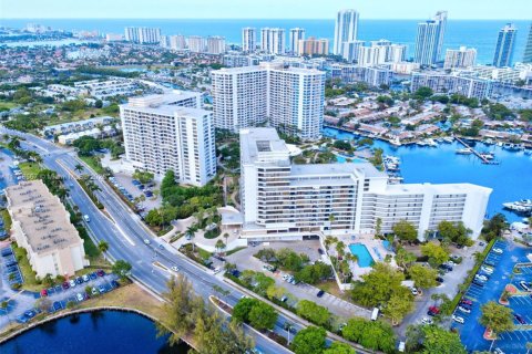 Condo in Hallandale Beach, Florida, 2 bedrooms  № 2059893 - photo 19