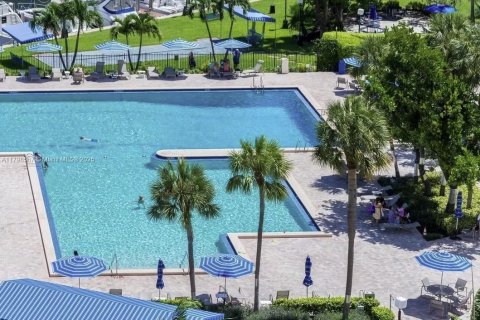 Condo in Hallandale Beach, Florida, 2 bedrooms  № 2059893 - photo 24