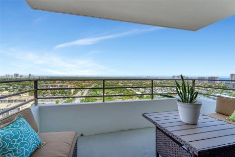 Condo in Hallandale Beach, Florida, 2 bedrooms  № 2059893 - photo 2