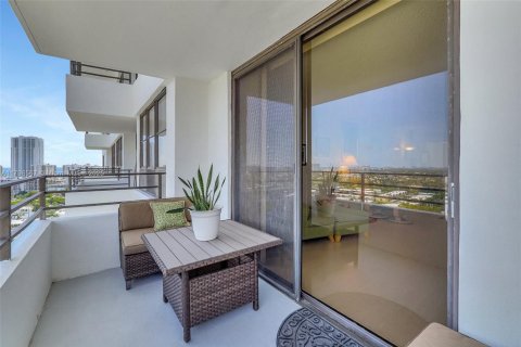 Condo in Hallandale Beach, Florida, 2 bedrooms  № 2059893 - photo 11