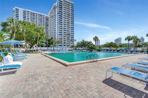 Condo in Hallandale Beach, Florida, 2 bedrooms  № 2059893 - photo 25