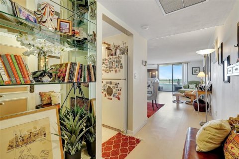Condo in Hallandale Beach, Florida, 2 bedrooms  № 2059893 - photo 12