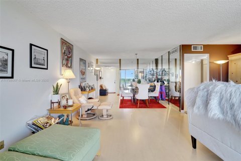Condo in Hallandale Beach, Florida, 2 bedrooms  № 2059893 - photo 7