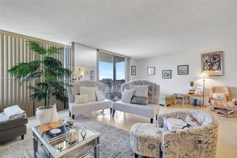 Condo in Hallandale Beach, Florida, 2 bedrooms  № 2059893 - photo 4