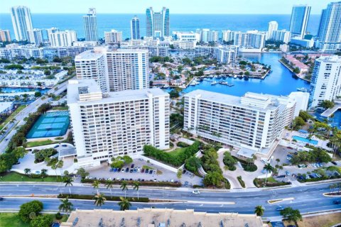 Condo in Hallandale Beach, Florida, 2 bedrooms  № 2059893 - photo 8