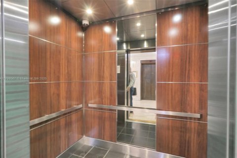 Condo in Hallandale Beach, Florida, 2 bedrooms  № 2059893 - photo 23