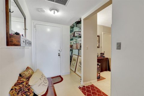 Condo in Hallandale Beach, Florida, 2 bedrooms  № 2059893 - photo 13