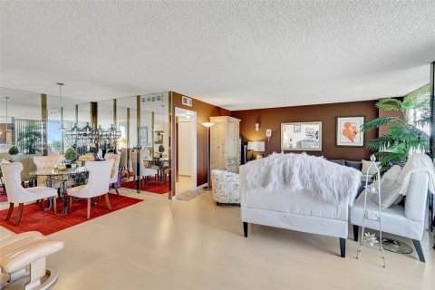 Condo in Hallandale Beach, Florida, 2 bedrooms  № 2059893 - photo 6