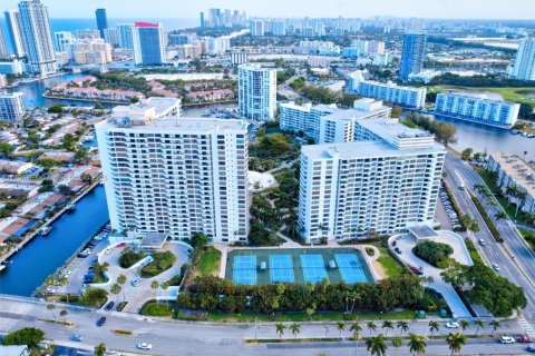 Condo in Hallandale Beach, Florida, 2 bedrooms  № 2059893 - photo 20