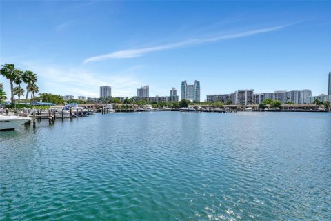 Condo in Hallandale Beach, Florida, 2 bedrooms  № 2059893 - photo 30