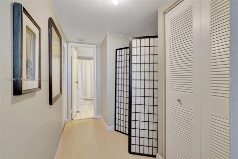 Condo in Hallandale Beach, Florida, 2 bedrooms  № 2059893 - photo 18