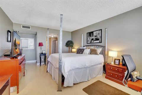 Condo in Hallandale Beach, Florida, 2 bedrooms  № 2059893 - photo 15