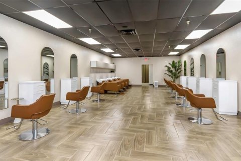 Commercial property in Tampa, Florida № 2195365