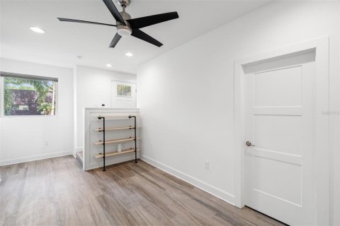 Townhouse in Saint Petersburg, Florida 2 bedrooms, 160.16 sq.m. № 1881254 - photo 19
