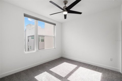 Townhouse in Saint Petersburg, Florida 2 bedrooms, 160.16 sq.m. № 1881254 - photo 14
