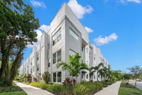 Townhouse in Saint Petersburg, Florida 2 bedrooms, 160.16 sq.m. № 1881254 - photo 1