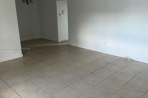 Condominio en alquiler en North Miami, Florida, 1 dormitorio, 72.19 m2 № 1871506 - foto 4