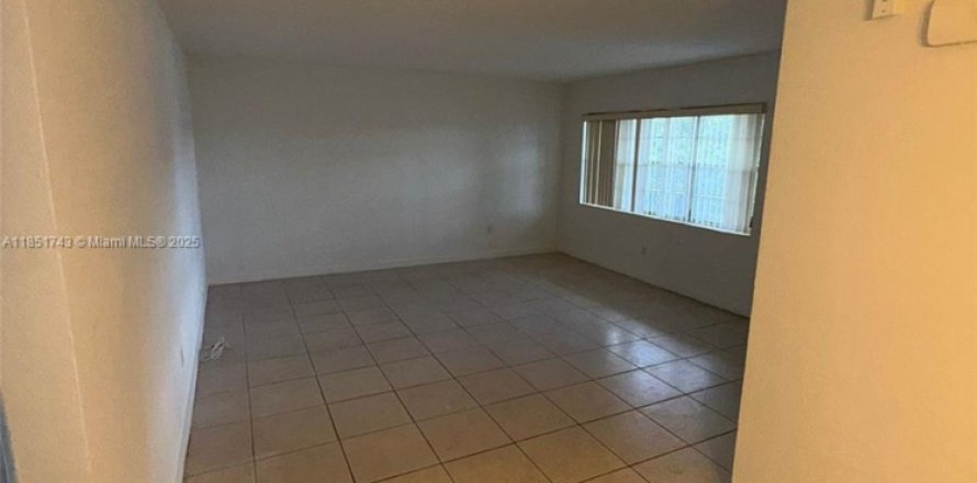 Condominio en North Miami, Florida, 1 dormitorio № 1871506