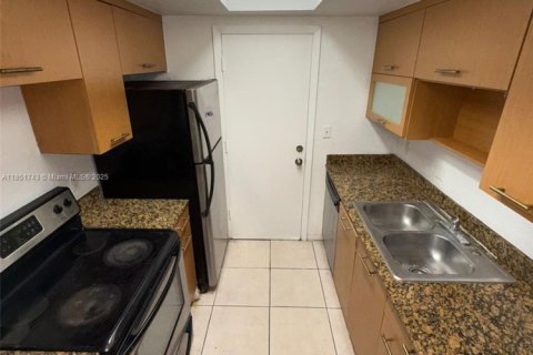 Condominio en alquiler en North Miami, Florida, 1 dormitorio, 72.19 m2 № 1871506 - foto 2