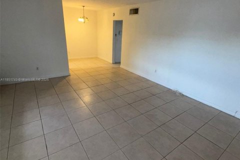 Condominio en alquiler en North Miami, Florida, 1 dormitorio, 72.19 m2 № 1871506 - foto 12