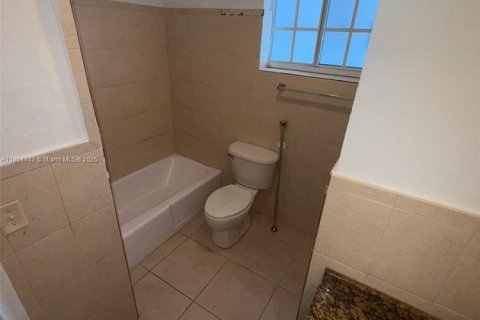 Condominio en alquiler en North Miami, Florida, 1 dormitorio, 72.19 m2 № 1871506 - foto 19