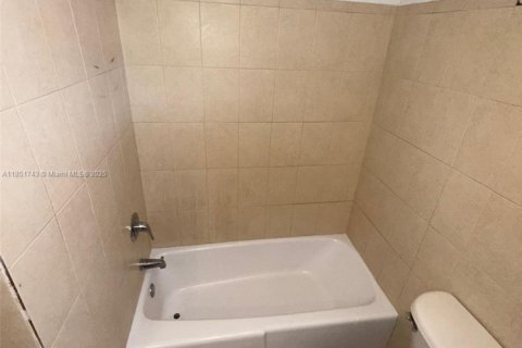 Condominio en alquiler en North Miami, Florida, 1 dormitorio, 72.19 m2 № 1871506 - foto 16