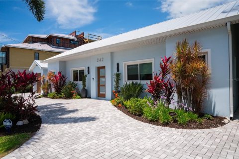 House in Anna Maria, Florida 4 bedrooms, 187.66 sq.m. № 2122877 - photo 3