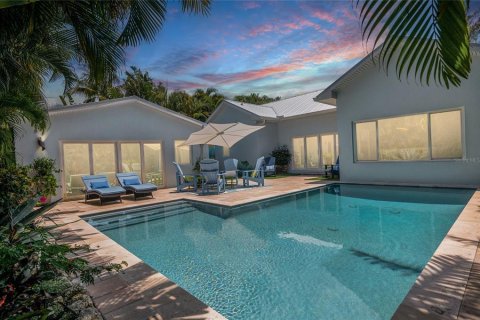 House in Anna Maria, Florida 4 bedrooms, 187.66 sq.m. № 2122877 - photo 2