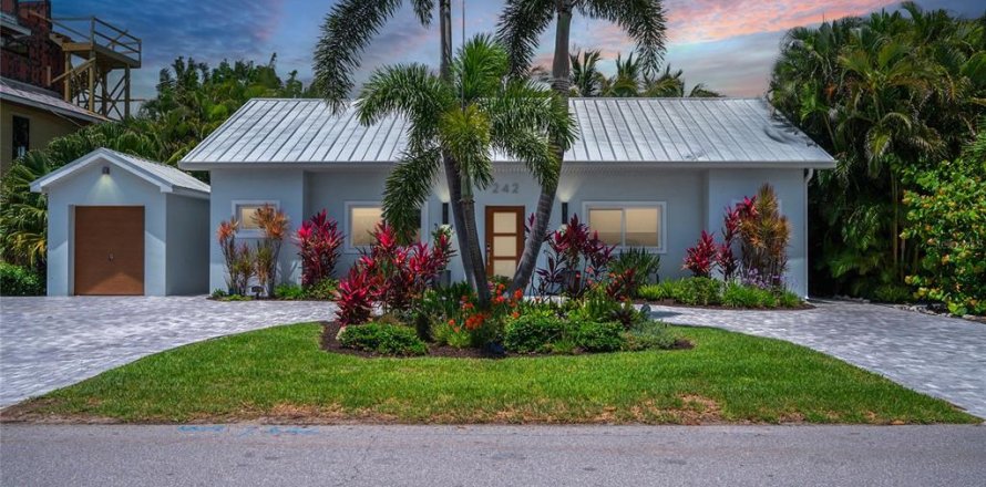 House in Anna Maria, Florida 4 bedrooms, 187.66 sq.m. № 2122877