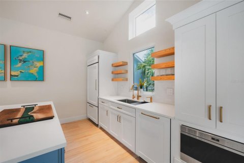 House in Anna Maria, Florida 4 bedrooms, 187.66 sq.m. № 2122877 - photo 15