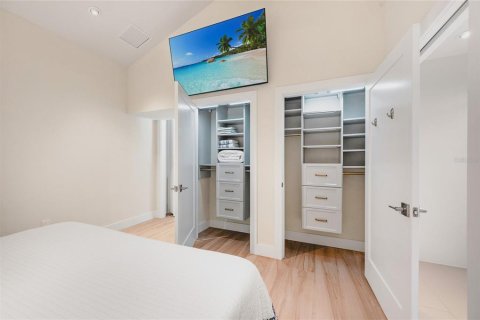 House in Anna Maria, Florida 4 bedrooms, 187.66 sq.m. № 2122877 - photo 23