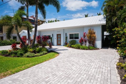 House in Anna Maria, Florida 4 bedrooms, 187.66 sq.m. № 2122877 - photo 6