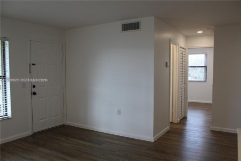 Снять в аренду кондоминиум в Пемброк-Пайнс, Флорида 2 спальни, 70.05м2, № 2050731 - фото 10