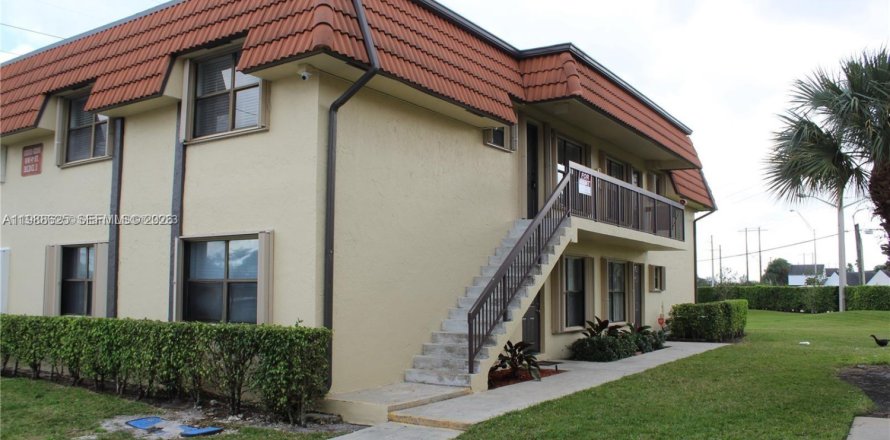 Кондоминиум с 2 спальнями в Пемброк-Пайнс, Флорида № 2050731