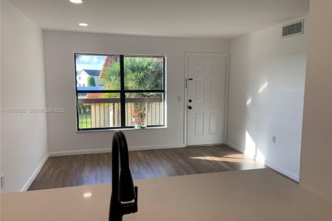 Снять в аренду кондоминиум в Пемброк-Пайнс, Флорида 2 спальни, 70.05м2, № 2050731 - фото 2