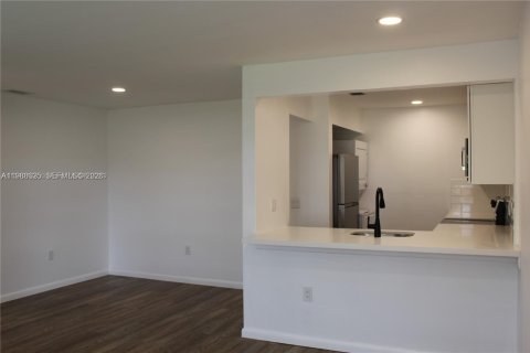 Снять в аренду кондоминиум в Пемброк-Пайнс, Флорида 2 спальни, 70.05м2, № 2050731 - фото 4