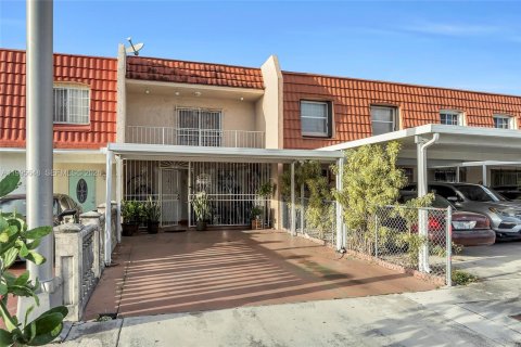 House in Hialeah, Florida 2 bedrooms, 118.73 sq.m. № 2063824