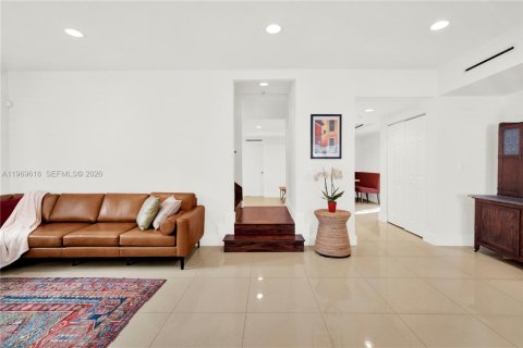 House in Miami, Florida 6 bedrooms, 228.54 sq.m. № 2030407 - photo 7