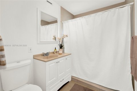 House in Miami, Florida 6 bedrooms, 228.54 sq.m. № 2030407 - photo 25