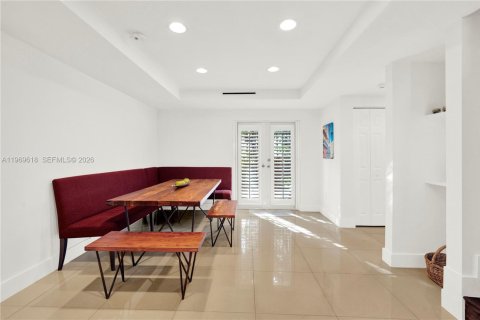 House in Miami, Florida 6 bedrooms, 228.54 sq.m. № 2030407 - photo 20
