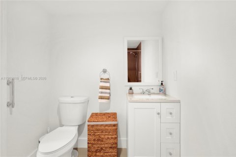 House in Miami, Florida 6 bedrooms, 228.54 sq.m. № 2030407 - photo 29